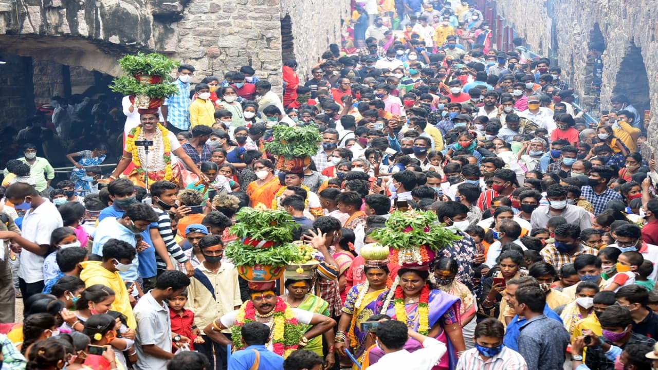 Golconda Bonalu: కన్నుల పండుగగా గోల్కొండ బోనాల జాతర