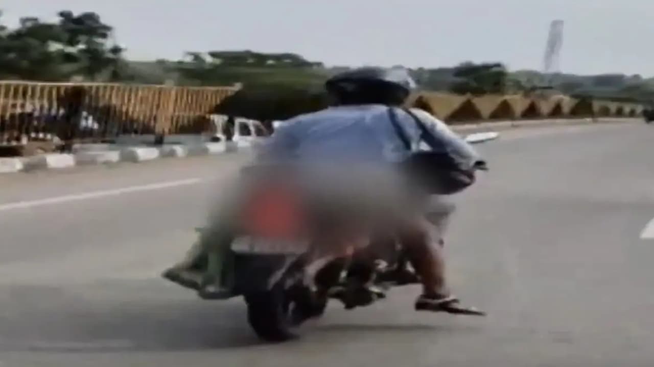 Dead Body On Bike: భార్య శవాన్ని బైక్ పై తీసుకెళ్లిన యువకుడు