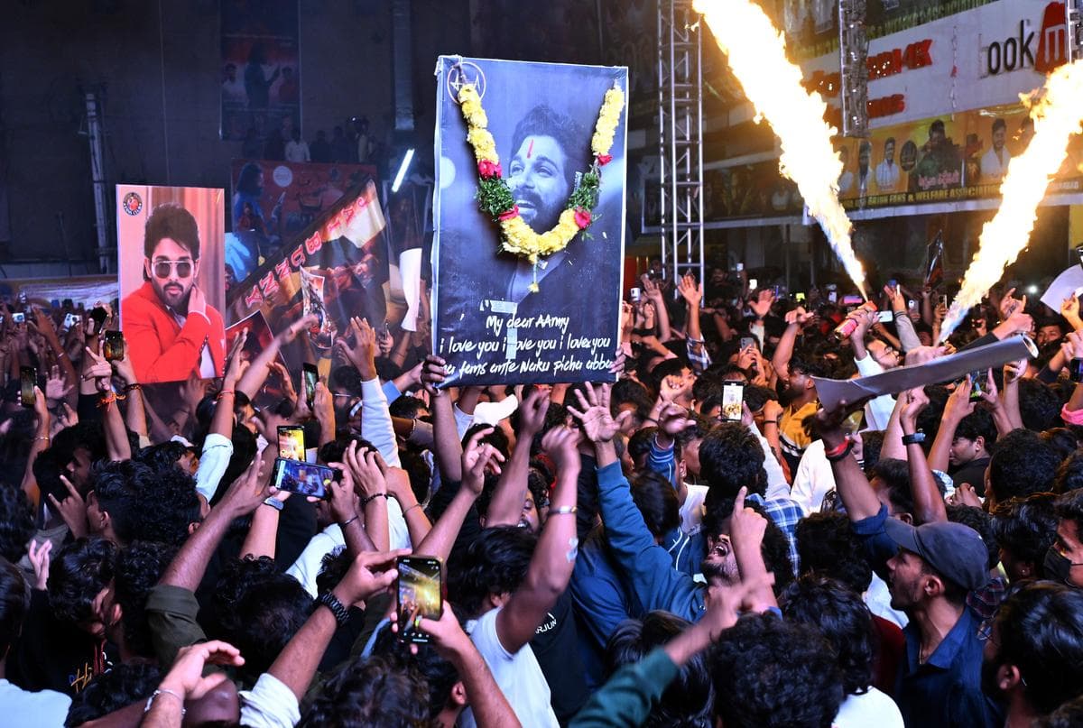 Sandhya Theatre Stampede: పోలీసులకు షాక్.. సంధ్య థియేటర్ కేసులో ఛార్జ్షీట్ను తిరస్కరించిన నాంపల్లి కోర్టు!