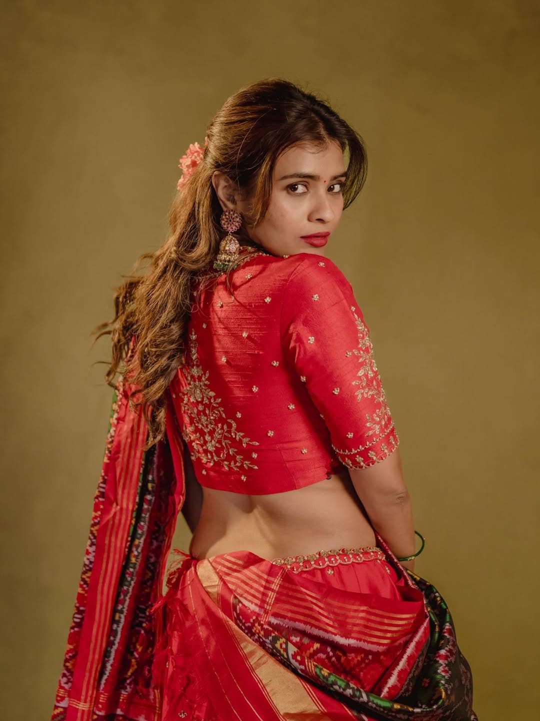 Hebah Patel: రెడ్ కలర్ లెహంగాలో హెబ్బా పటేల్ అందాలు.. ఫొటోలు