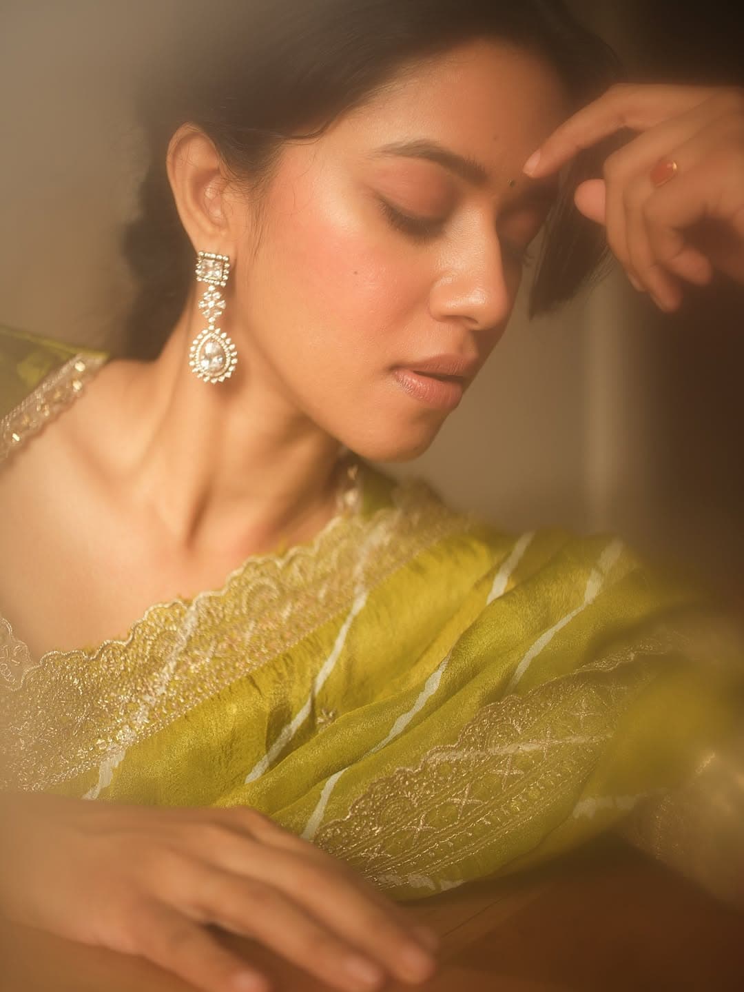 Mirnalini Ravi: గ్రీన్ శారీలో మృణాళిని స్టైలిష్ లుక్.. ఫొటోలు