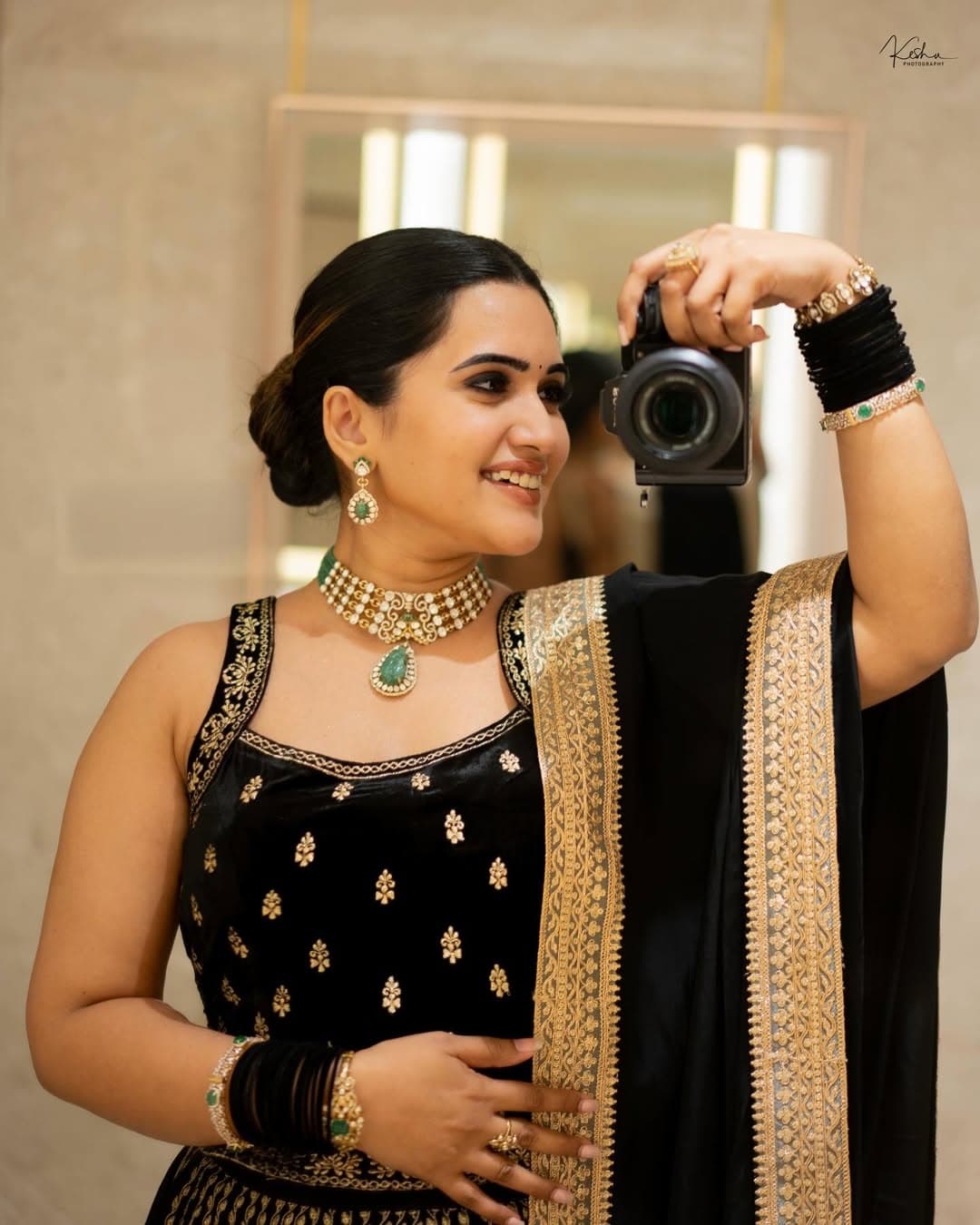 Sravanthi Chokarapu: బ్యాక్ లెస్ అందాలతో స్రవంతి మిర్రర్ సెల్ఫీలు