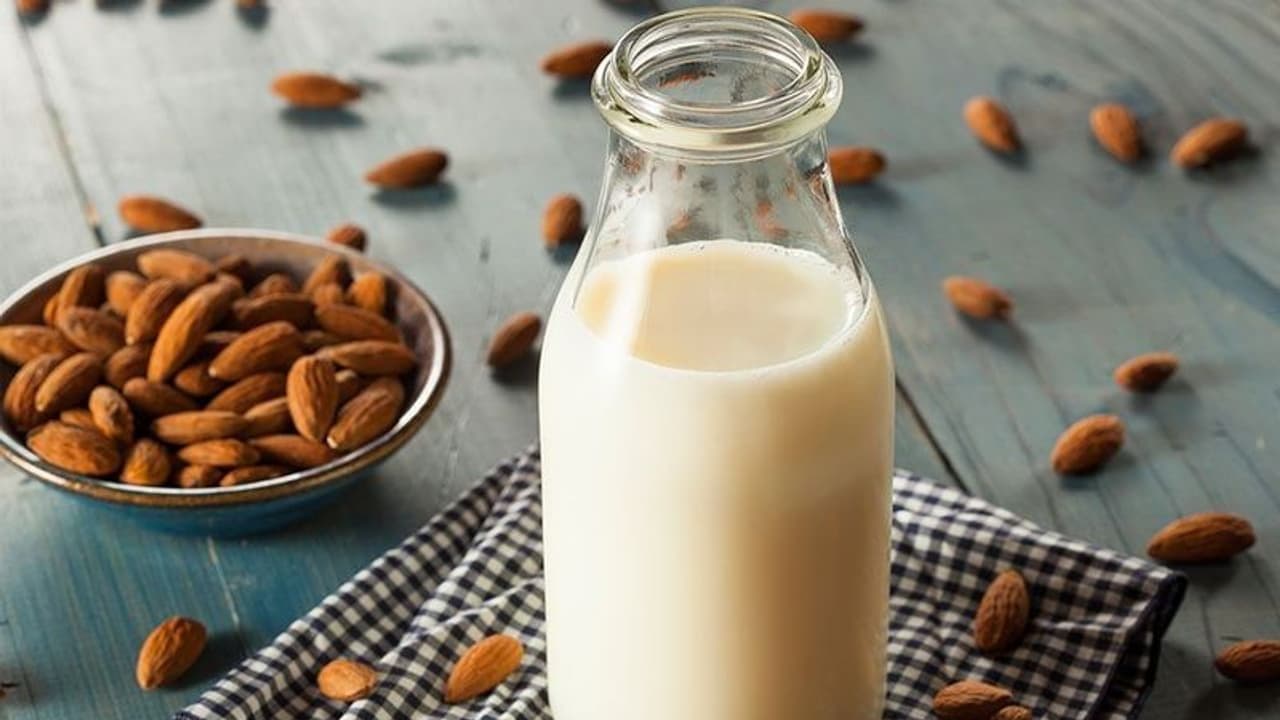 Health benefits of drinking almond milk:బాదం పాలు తాగడం వల్ల కలిగే ఆరోగ్య ప్రయోజనాలు మీకు తెలుసా..?