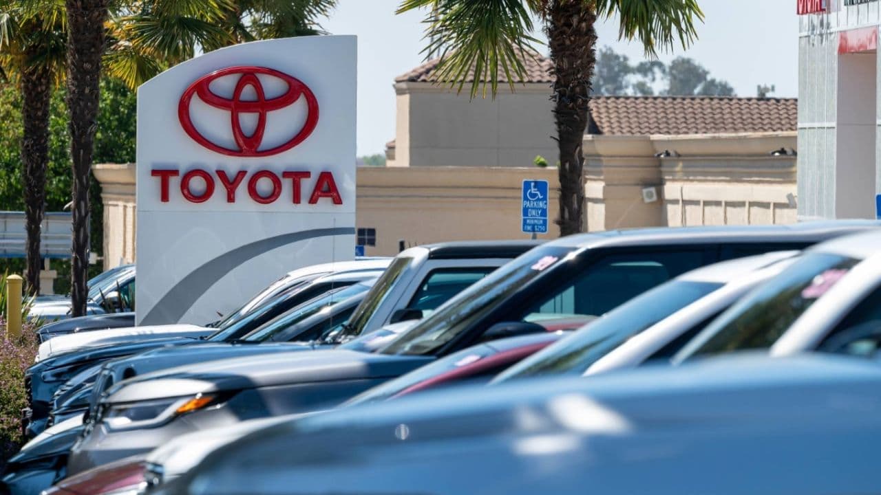Toyota Sales: జనవరిలో టోయోటా జోరు.. 17శాతం వృద్ధితో 30,630 కార్ల సేల్..!