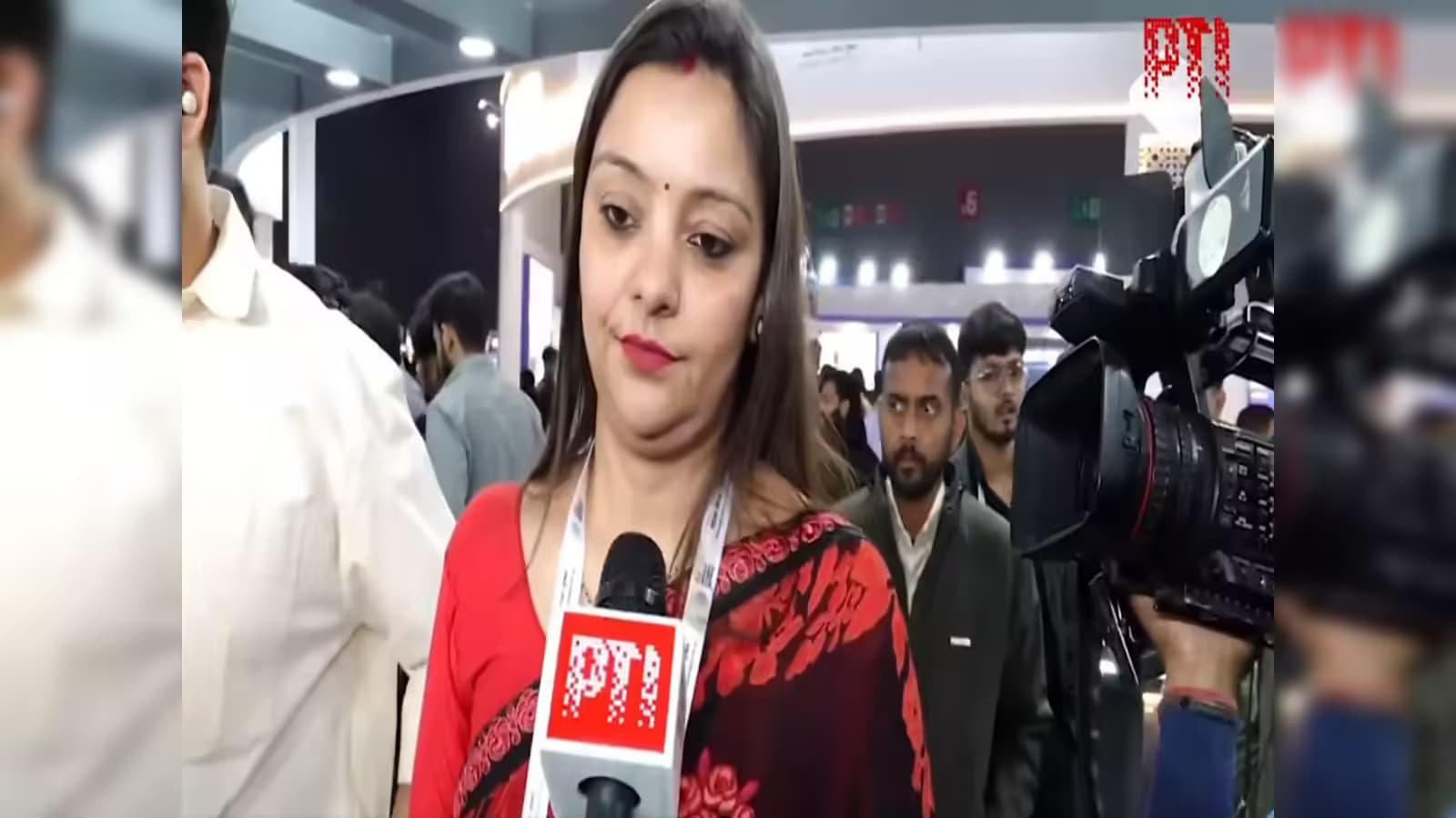 Neha Singh Galgotias Robodog Controversy: ఎవరీ నేహా సింగ్? రోబోడాగ్ వివాదం తర్వాత గల్గోటియాస్ ప్రొఫెసర్ లింక్డ్ఇన్ పోస్ట్ వైరల్!