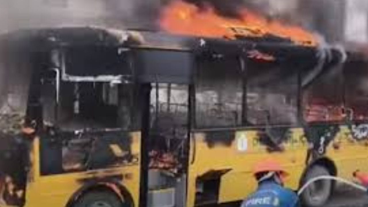 Fire In School Bus: స్కూల్ బస్సులో మంటలు.. విద్యార్థులు క్షేమం