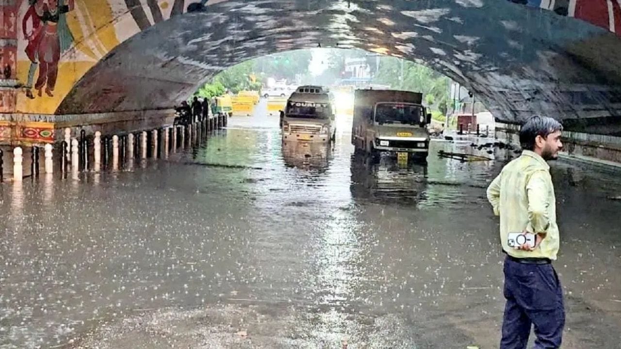 Delhi: ఢిల్లీలో భారీ వర్షాలు.. విమాన సర్వీసులకు అంతరాయం