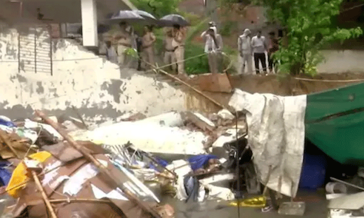 Heavy Rain: ఢిల్లీలో గోడ కూలి 8 మంది మృతి