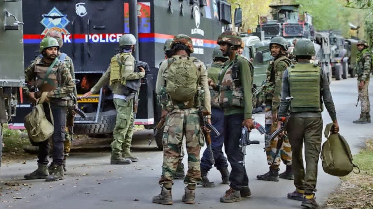 Jammu Kashmir: జమ్మూ కశ్మీర్ లో ఎదురుకాల్పులు.. అమరులైన ఇద్దరు జవాన్లు, ముగ్గురు ఉగ్రవాదులు హతం